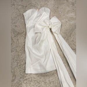 Elegant White Strapless Mini Dress with Bow